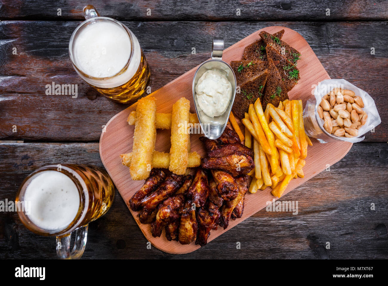 Un assortiment de collations avec verres à bière Banque D'Images