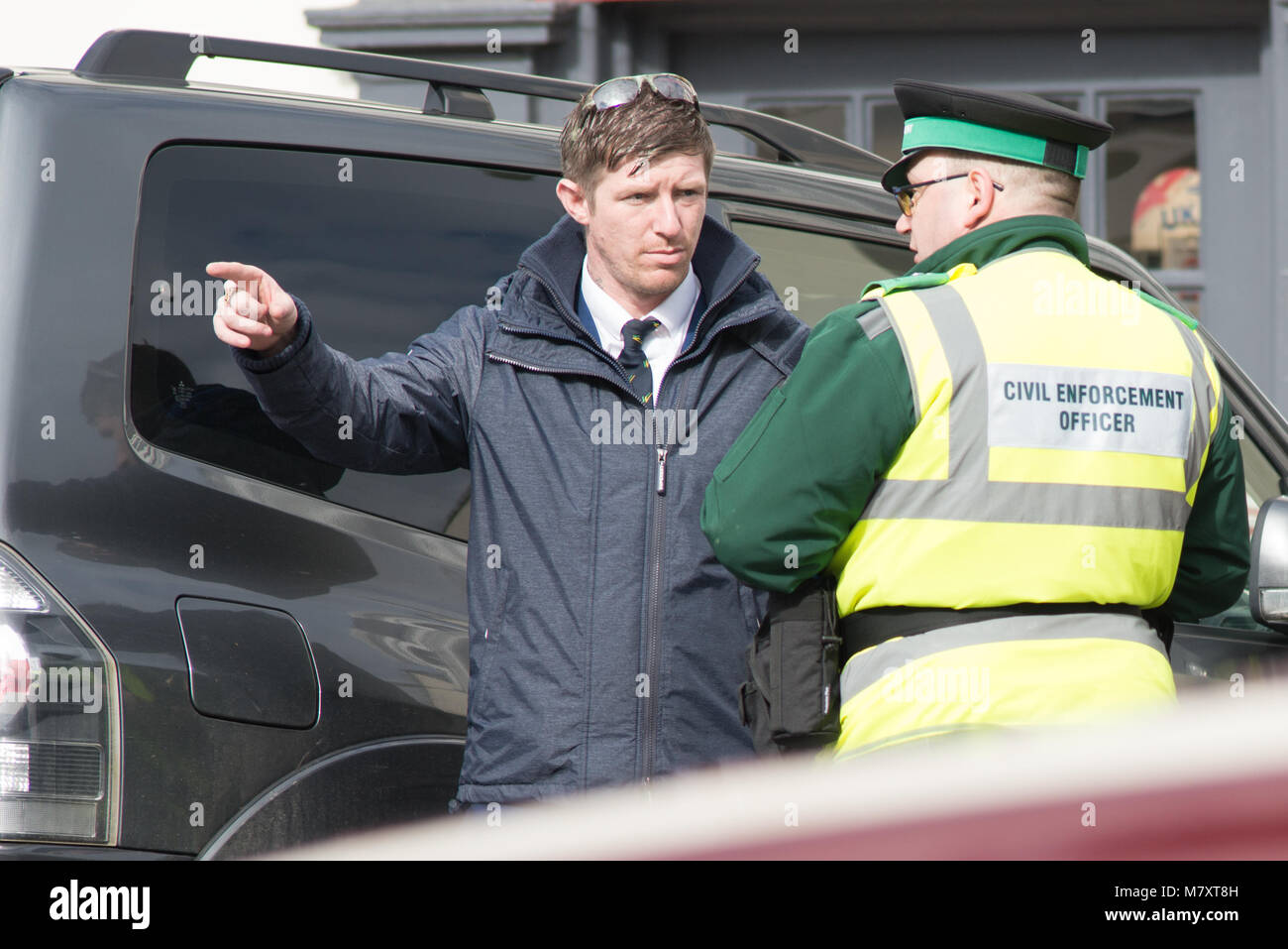 Le directeur de la circulation et homme d'affaires, font valoir à côté de la route plus de peine fixe avis ticket Banque D'Images