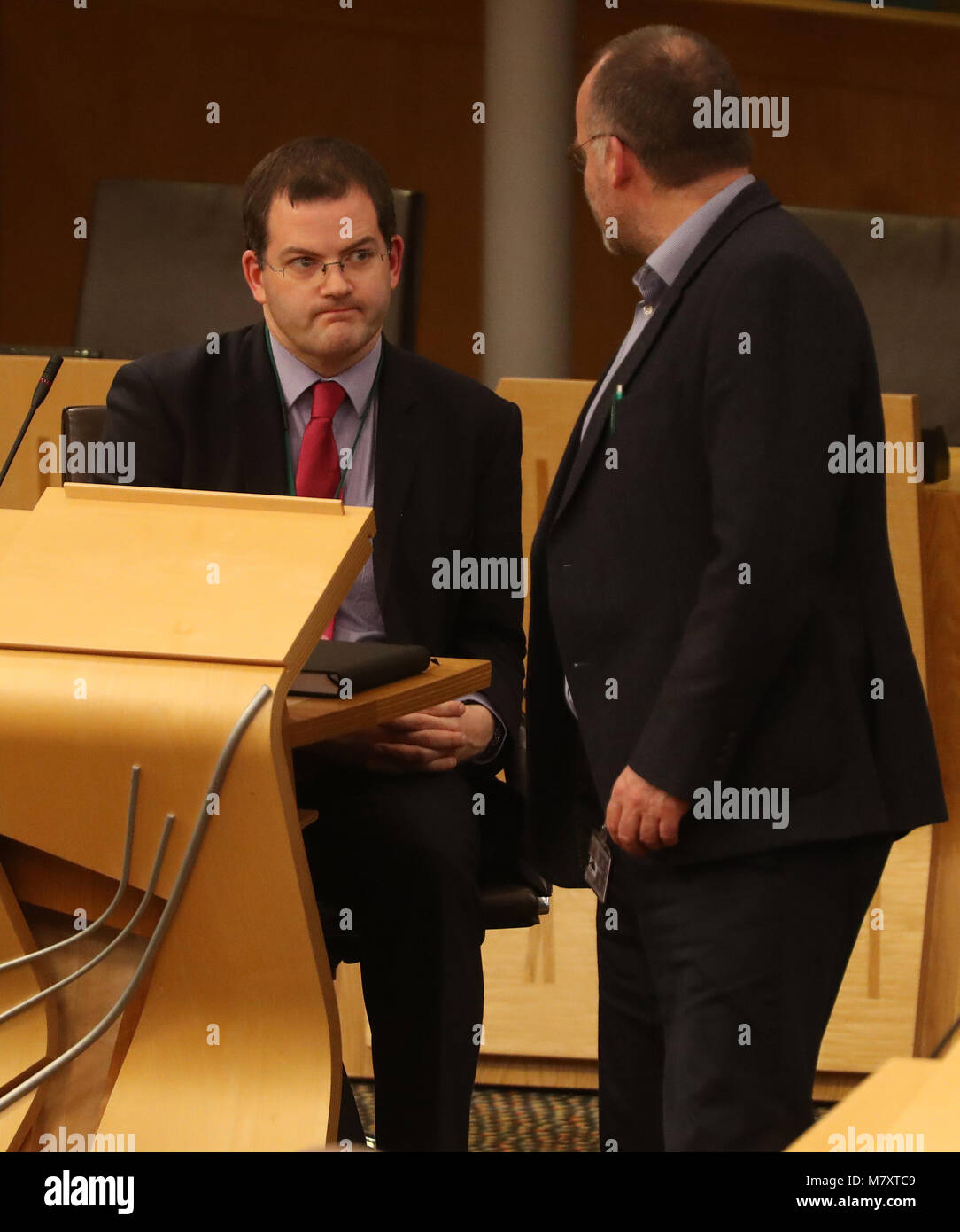 MSP Mark McDonald (à gauche) fait état Vert Écossais Andy Wightman MSP comme il est assis à l'arrière de la chambre à son retour au parlement écossais à Édimbourg à la suite de sa démission de son rôle ministériel et le SNP après avoir admis un comportement inapproprié à l'égard des femmes. Banque D'Images