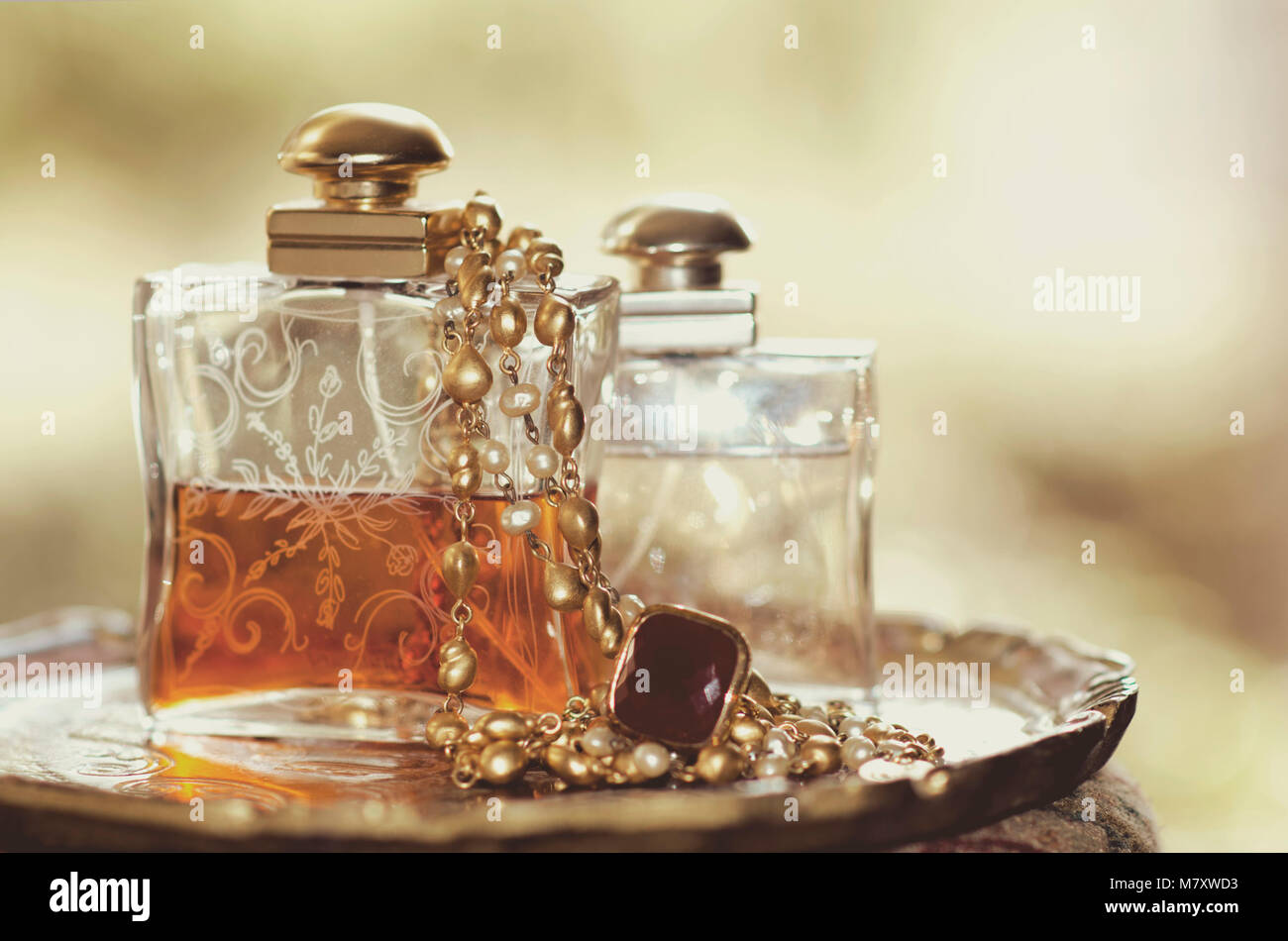 Flacons de parfum sur un plateau d'or Banque D'Images