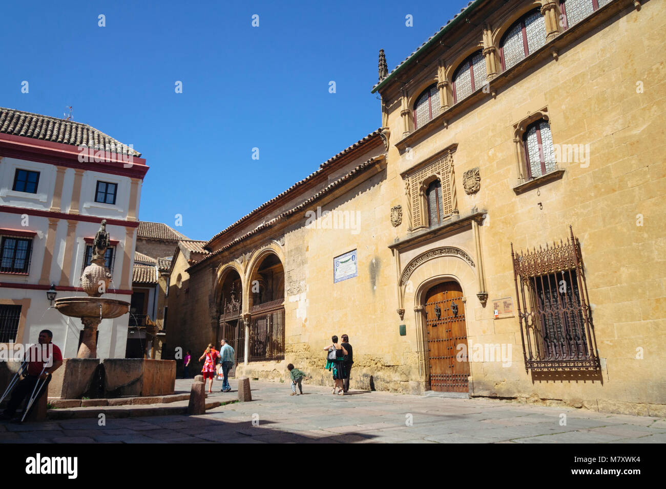 Cordoue, Andalousie, Espagne : les touristes passent devant la fontaine Renaissance et Posada del Potro inn, mentionné par Cervantes dans Don Quichotte, dans la région de del Potro Banque D'Images