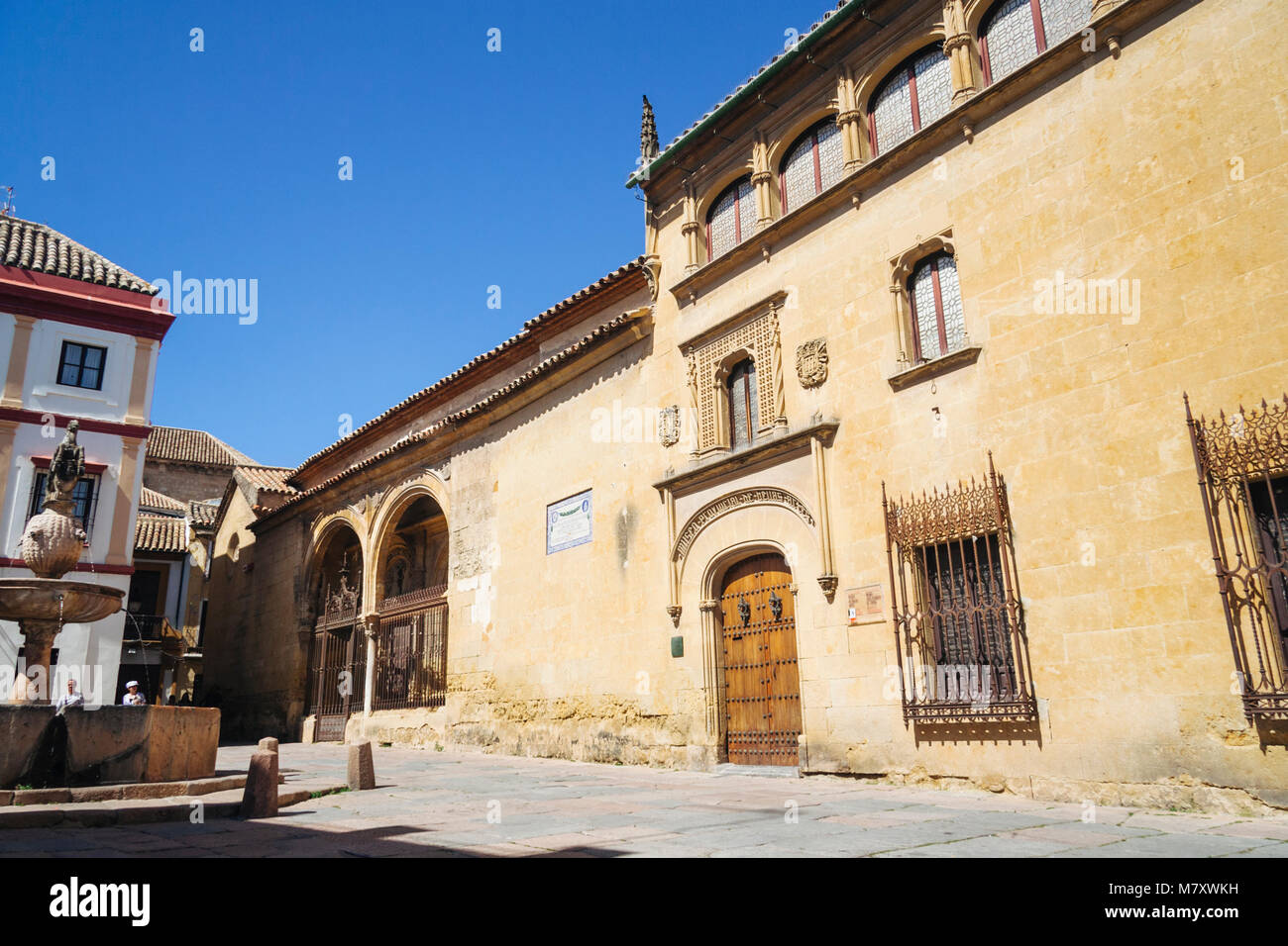 Cordoue, Andalousie, Espagne : fontaine Renaissance et Posada del Potro inn, mentionné par Cervantes dans Don Quichotte, dans la région de del Potro square dans le quartier historique Banque D'Images