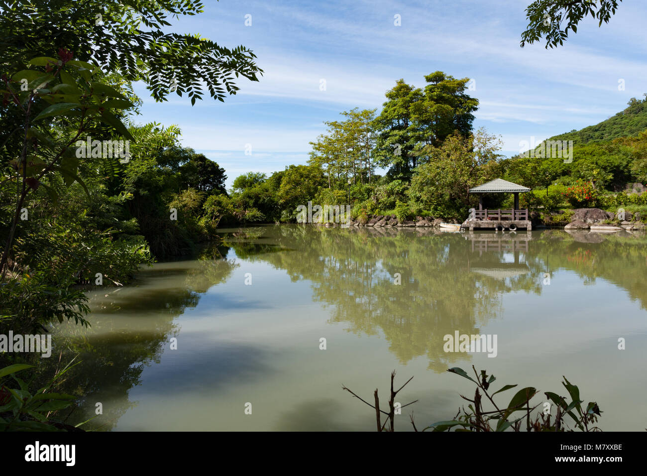 Pavilion espace repos et lac de montagne entouré de forêt, reflétée dans l'eau, Donghe Township, comté de Taitung, Taïwan Banque D'Images