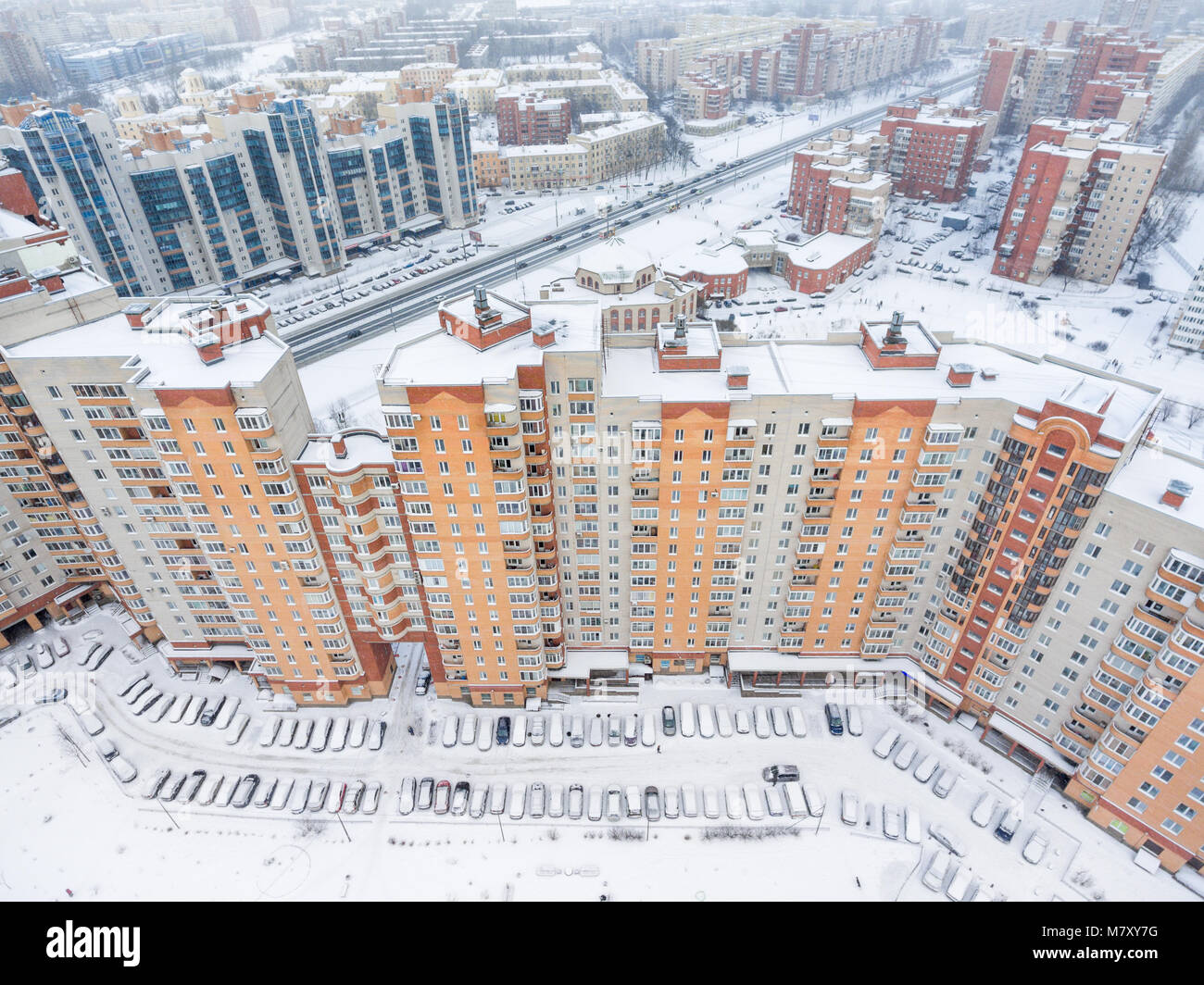 Vue panoramique vue aérienne à l'immeuble résidentiel avec cour intérieure avec des voitures stationnées à l'hiver. Saint-pétersbourg, Russie. Banque D'Images