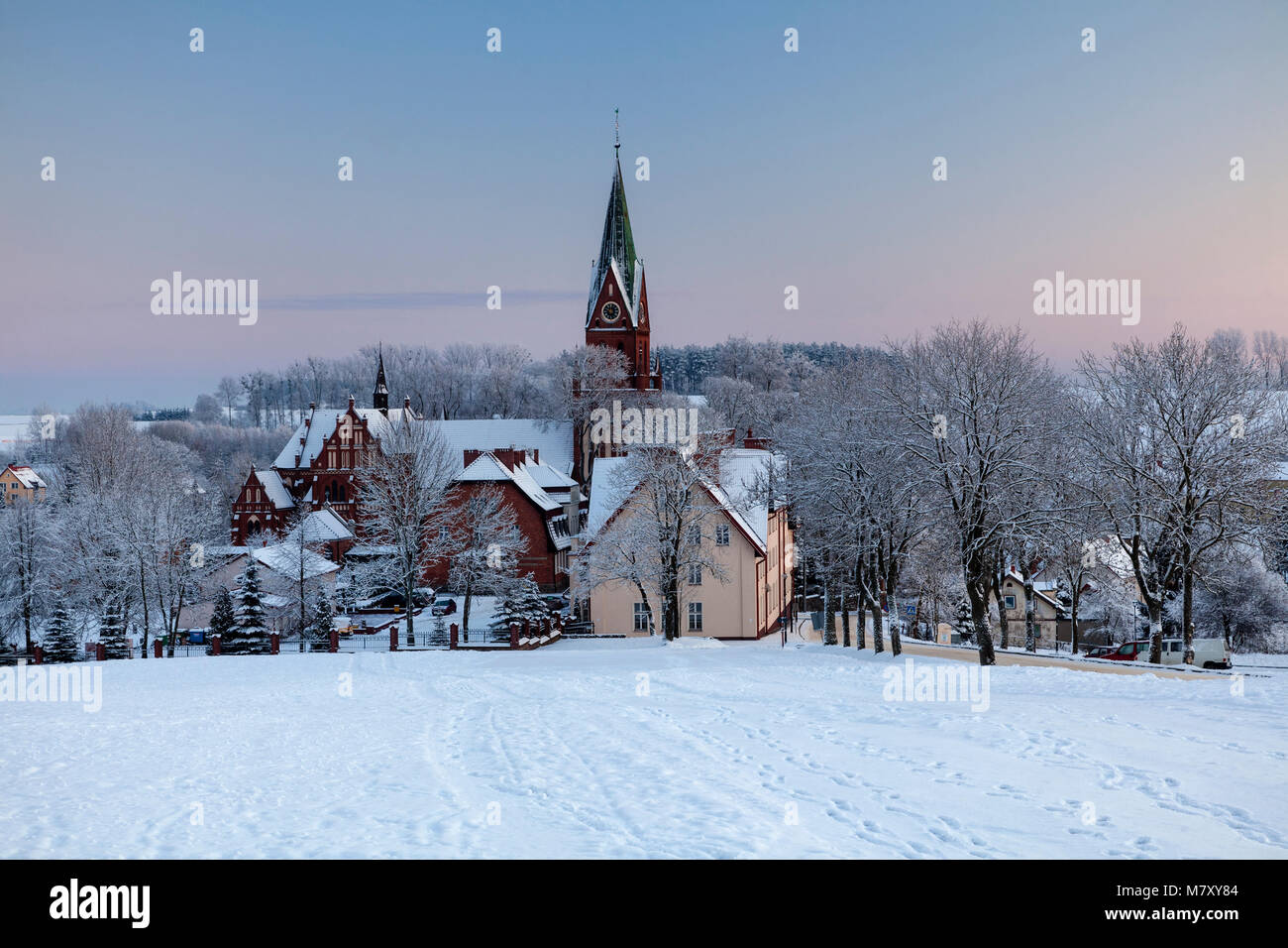Le village de Gietrzwałd, Warmie, paysage avec l'église en hiver, la Pologne, l'Europe. Banque D'Images