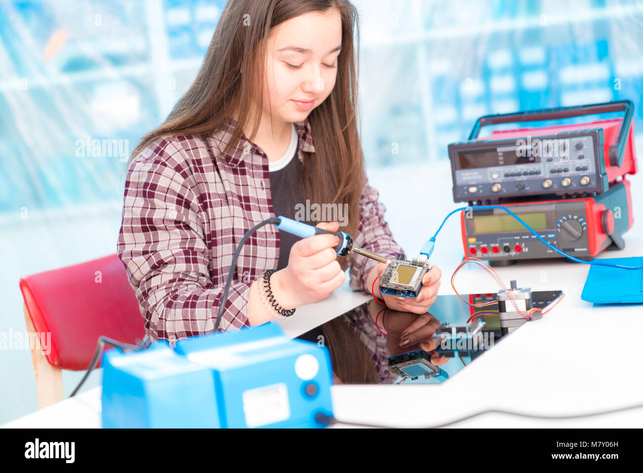 Lycéenne dans robots de laboratoire microcontrôleur débogage Banque D'Images