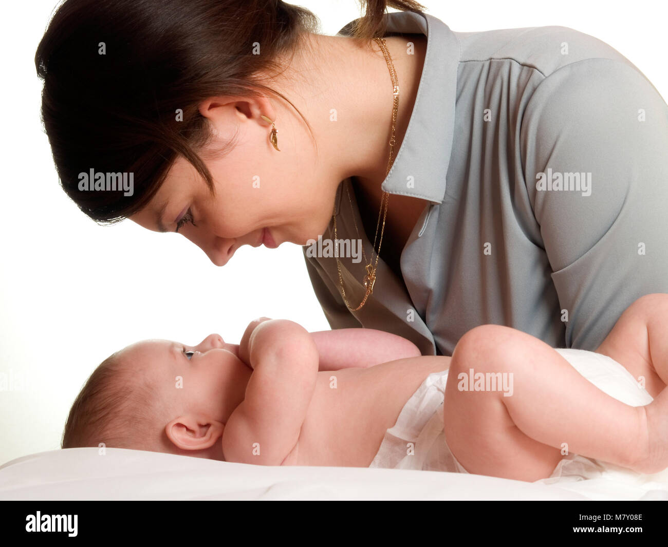 Mère avec bébé isolé sur fond blanc Banque D'Images