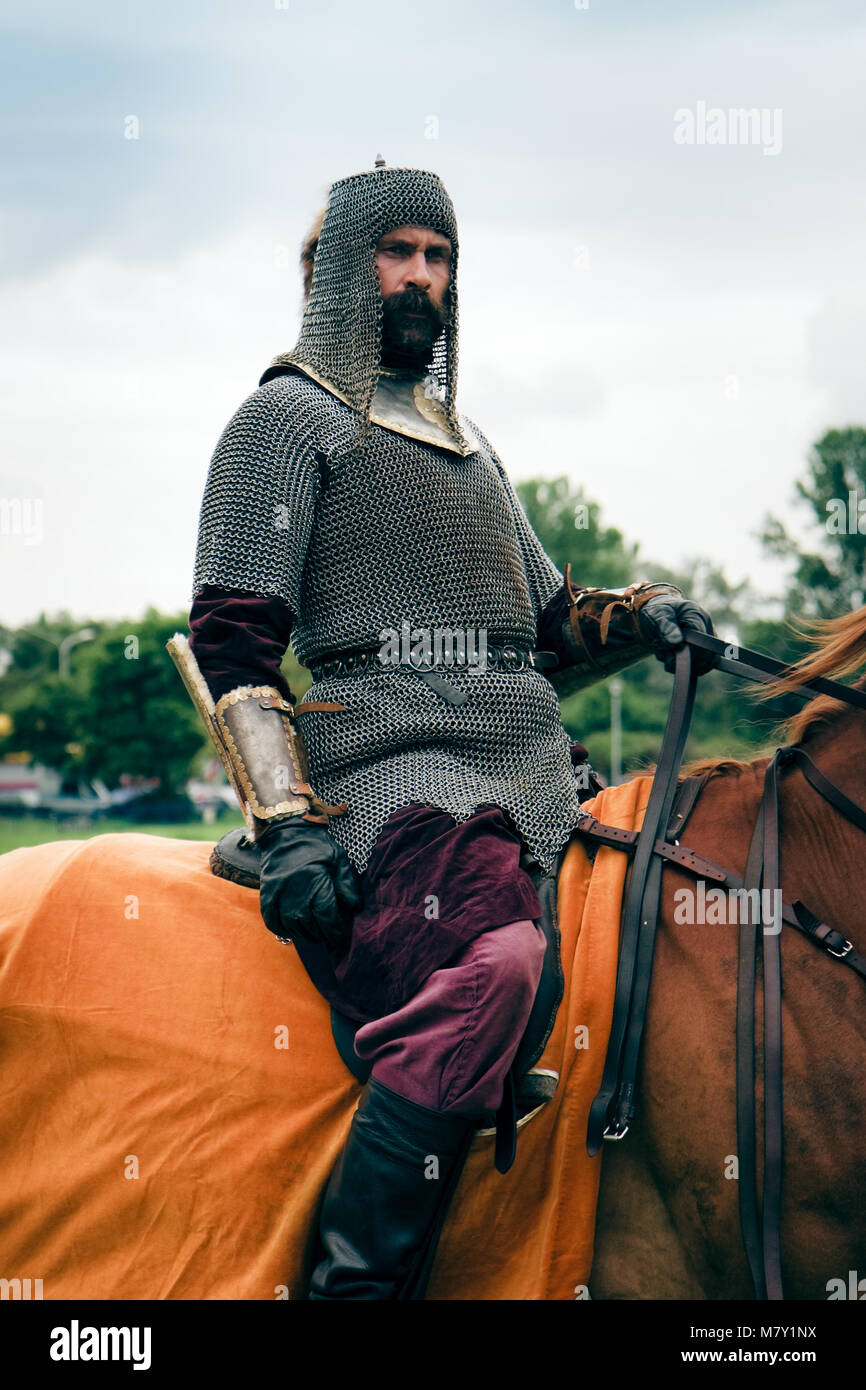 Armored companion cavaliers portant un courrier à chaînes. Bataille de Klushino reenactment, Pologne 1610 Banque D'Images