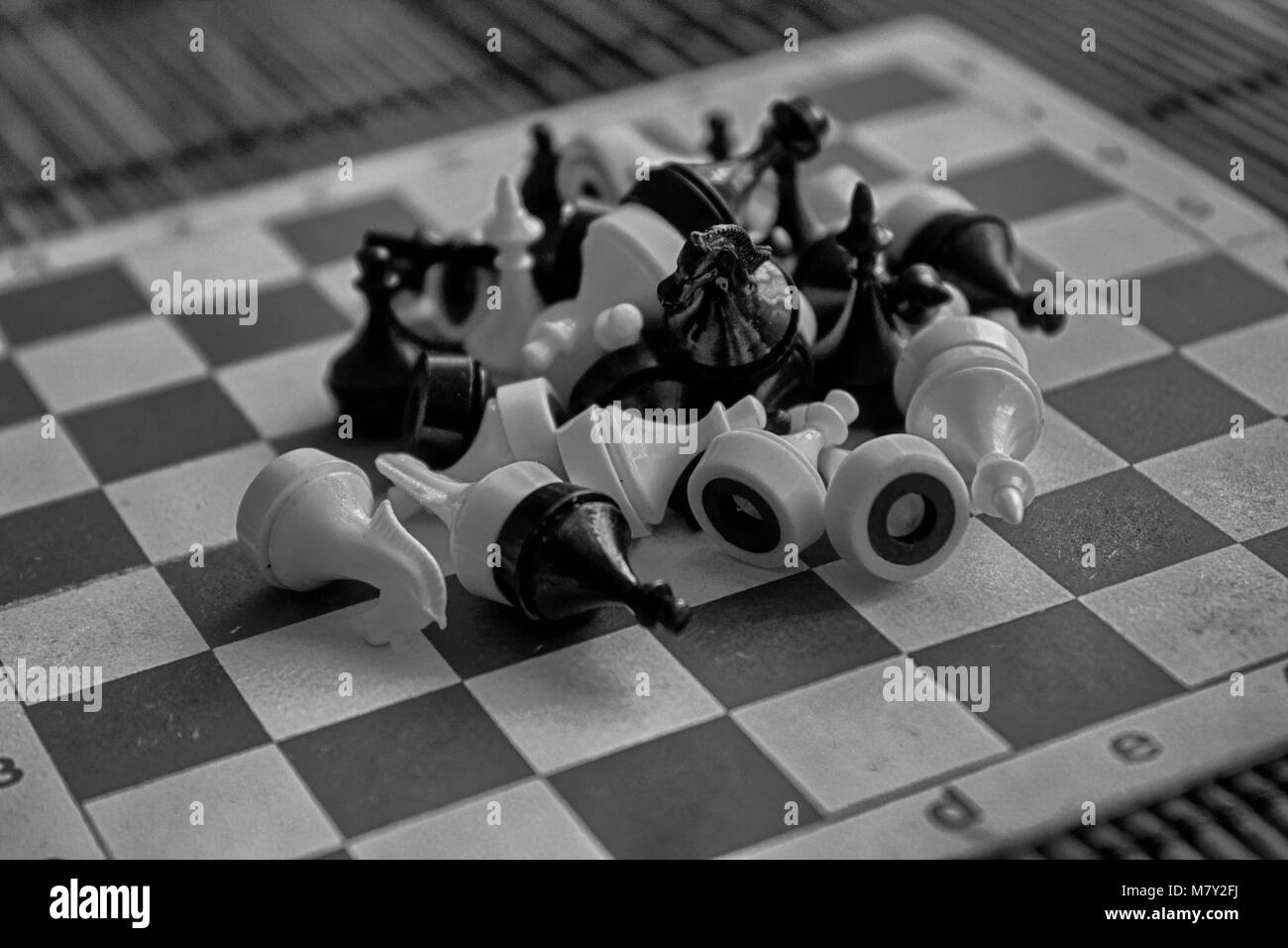 Conseil d'échecs en bois monochrome et en plastique magnétique pièces des échecs, à bord. Banque D'Images