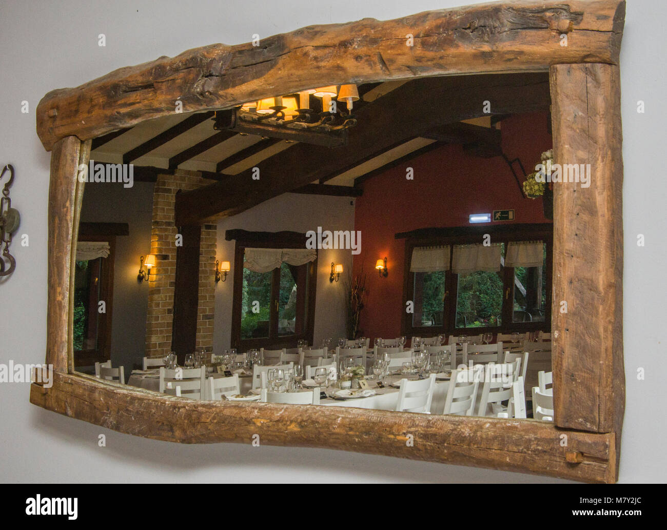 Salle à manger pour le banquet de mariage reflète dans un miroir en bois, Restaurant, Jai Alai Urrestilla, Gipuzkoa, Pays Basque, Espagne, Europe Banque D'Images