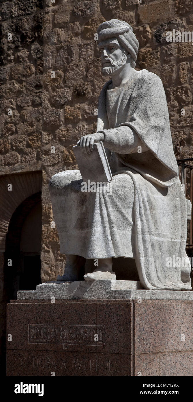 Cordoue, Averroes-Denkmal. Ibn Ruschd. Sitzfigur errichtet 1967 für den dans geborenen muslimischen Cordoba Arzt und Philosophen 1126-98 Banque D'Images
