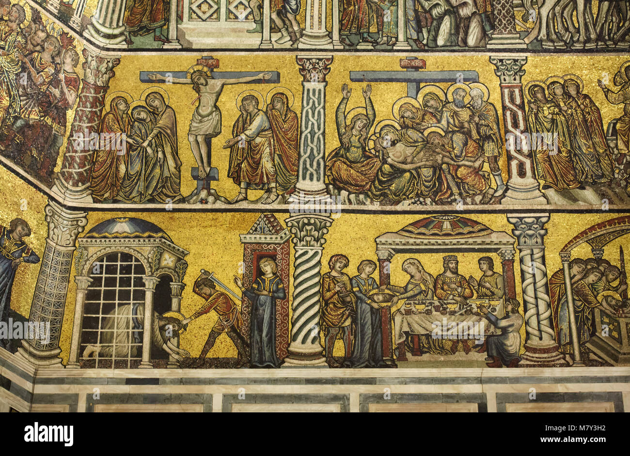Scènes de la Passion de Jésus Christ et de l'histoire de Saint Jean Baptiste représenté dans le mosaïques médiévales du 13e et le 14e siècle à l'intérieur de la coupole octogonale dans le Battistero di San Giovanni (Florence baptistère) de Florence, Toscane, Italie. La crucifixion du Christ et la déploration du Christ sont indiquées ci-dessus et de la Décollation de Saint Jean le Baptiste et la Fête du Roi Hérode sont décrits ci-dessous de gauche à droite. Banque D'Images