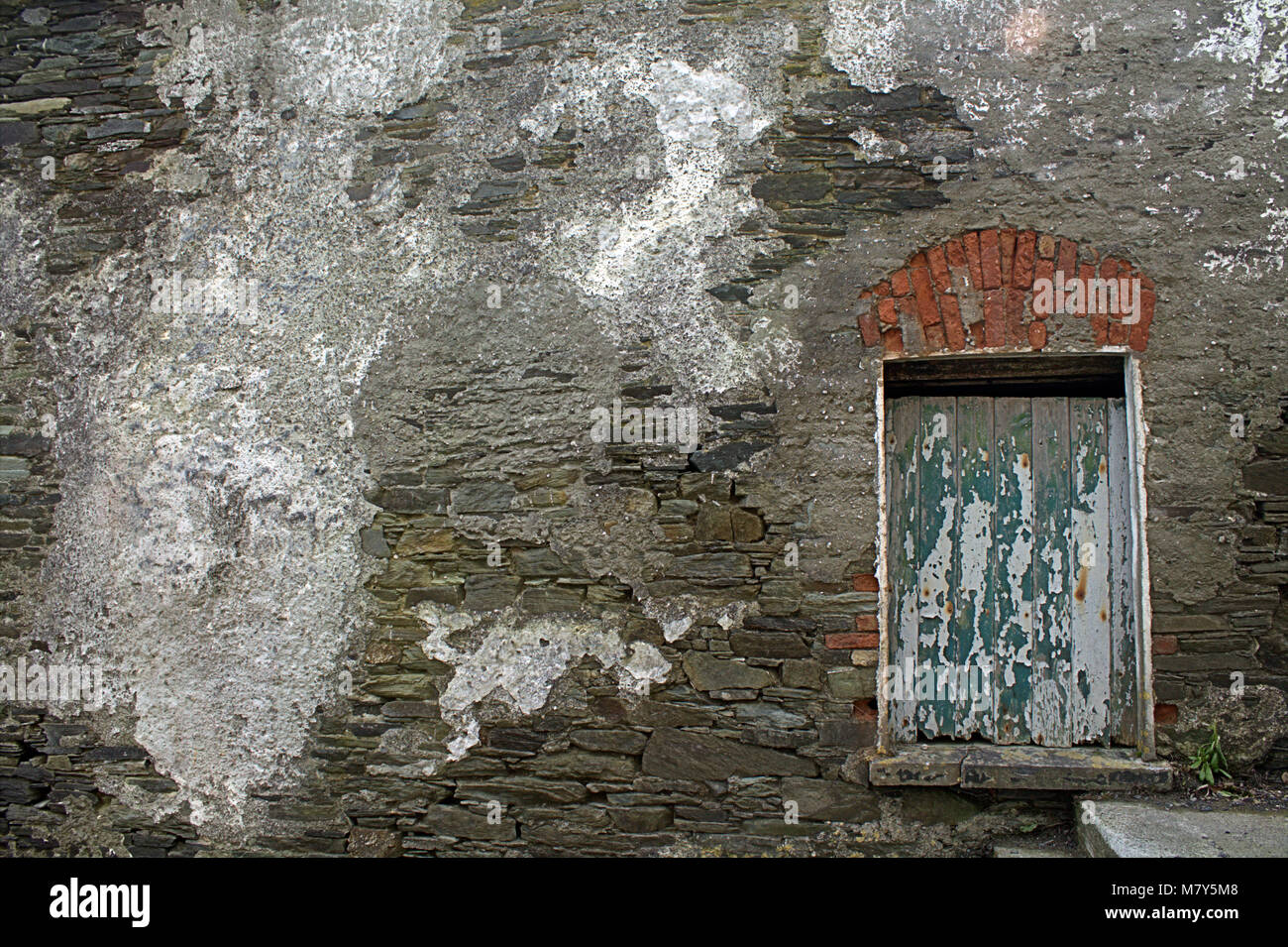 Maison de bateau négligés et abandonnés avec paroi latérale portes pourris en Irlande. Banque D'Images