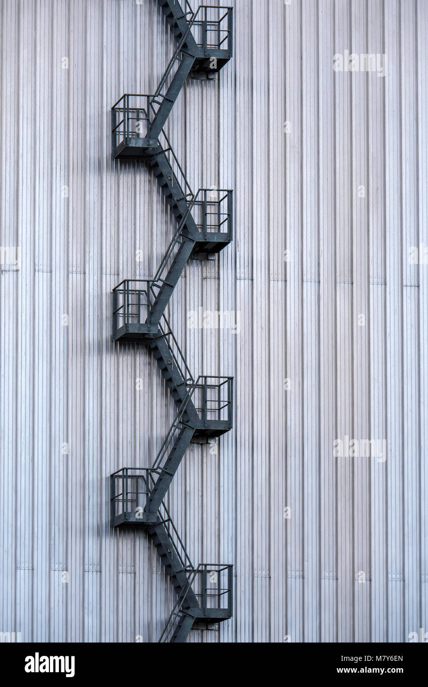 Les escaliers en métal allant jusqu'à l'extérieur d'un bâtiment Banque D'Images