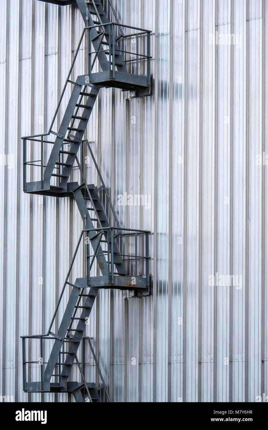 Les escaliers en métal allant jusqu'à l'extérieur d'un bâtiment Banque D'Images