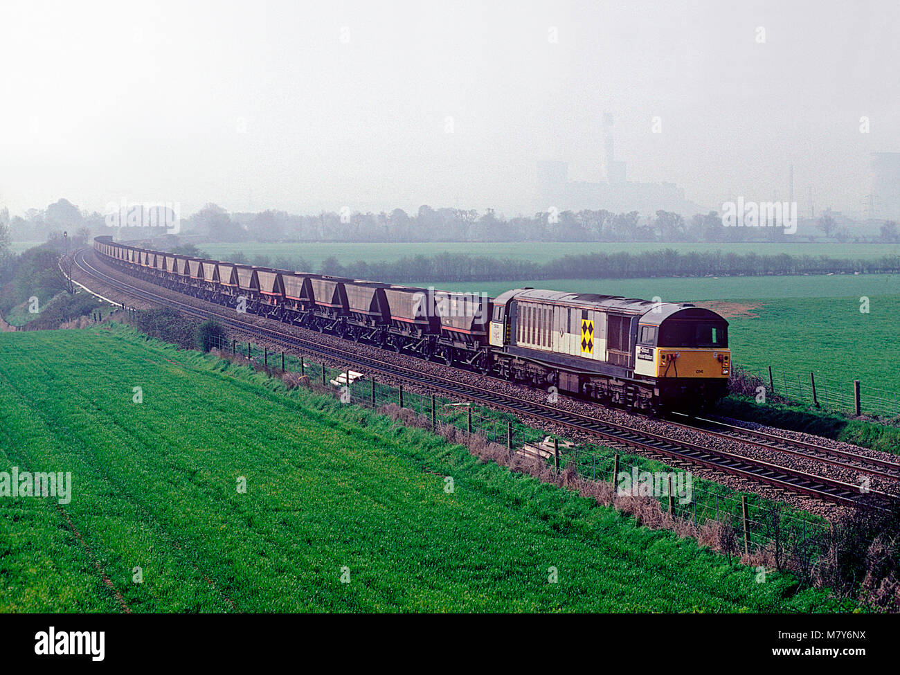 Un certain nombre de locomotives diesel de la classe 58 58014 La direction du nord par un vide merry go round de Didcot Train de charbon centrale électrique à Culham le 11 avril 1992. Banque D'Images