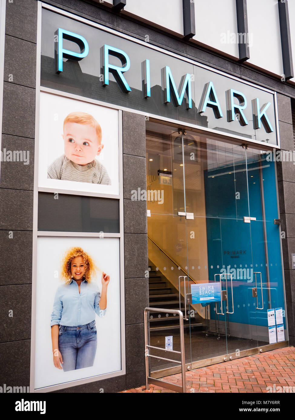 Primark Store, avec Multi Ethnic, Publicité, Reading, Berkshire, Angleterre Banque D'Images