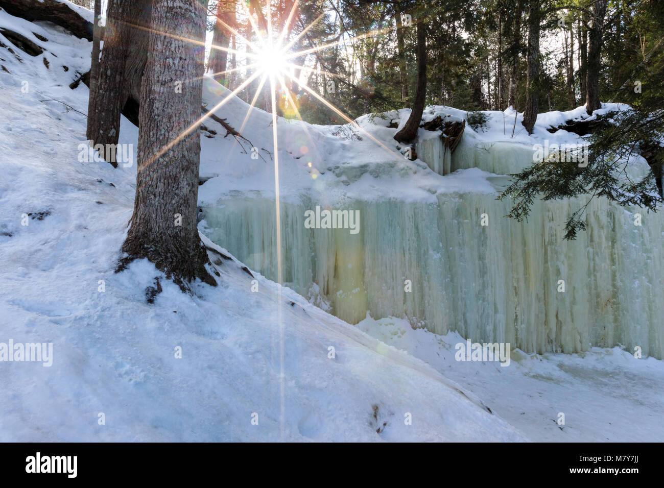Grottes de glace de Eben dans la Péninsule Supérieure du Michigan déborder sur une saillie rocheuse, comme une cascade, la création de la glace, des rideaux à motifs près de Eben Junction au Michigan. Banque D'Images