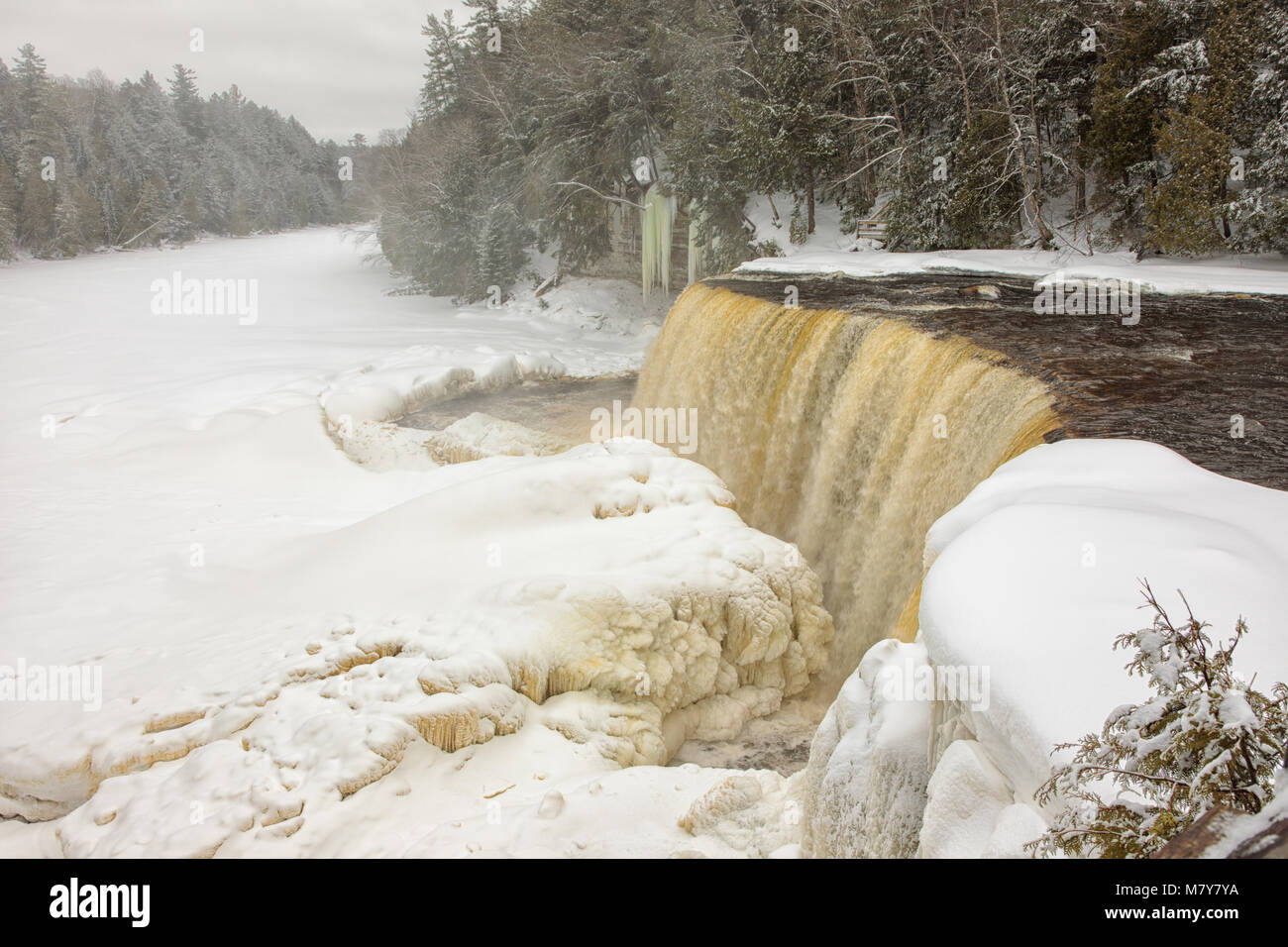 A Winter Wonderland entoure Tahquamenon Falls, une cascade populaire dans la Péninsule Supérieure du Michigan. Banque D'Images