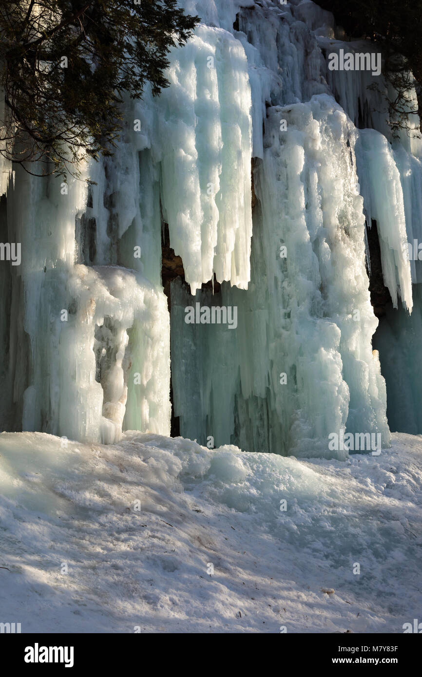 Grotte de glace et la glace forme des rideaux le long de l'escarpement de Pictured Rocks sur Sand Point Road à Munising au Michigan. Ces rideaux de glace sont populaires pour de la cl Banque D'Images