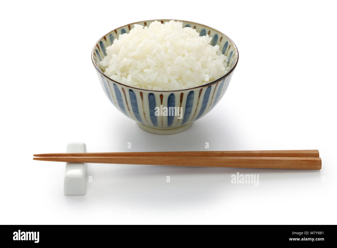 Gohan, riz blanc cuit, aliment japonais isolé sur fond blanc Banque D'Images