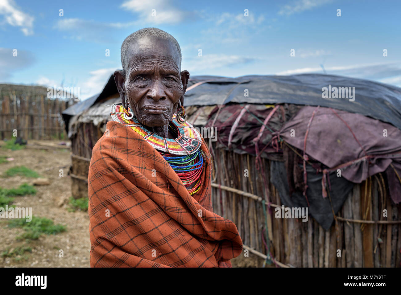 Portrait d'une femme Samburu ancien décoré de perles collier traditionnel. Banque D'Images
