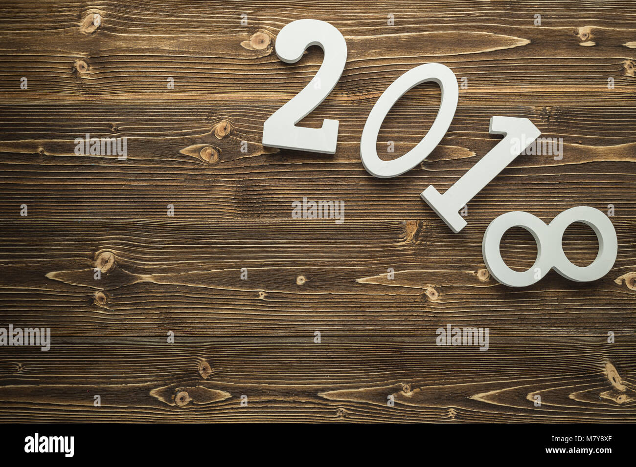 Nombre blanc 2018 pour le nouvel an et maison de concept sur planche de bois brun. Vue de dessus avec l'espace vide pour le texte et la conception Banque D'Images