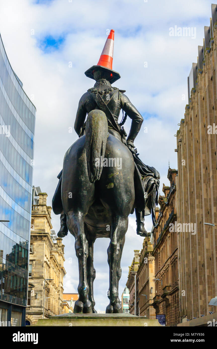 Statue du duc de Wellington avec un cône de circulation sur sa tête à califourchon sur un cheval en face de Goma, Royal Exchange Square, Glasgow. Érigée en 1844. Banque D'Images