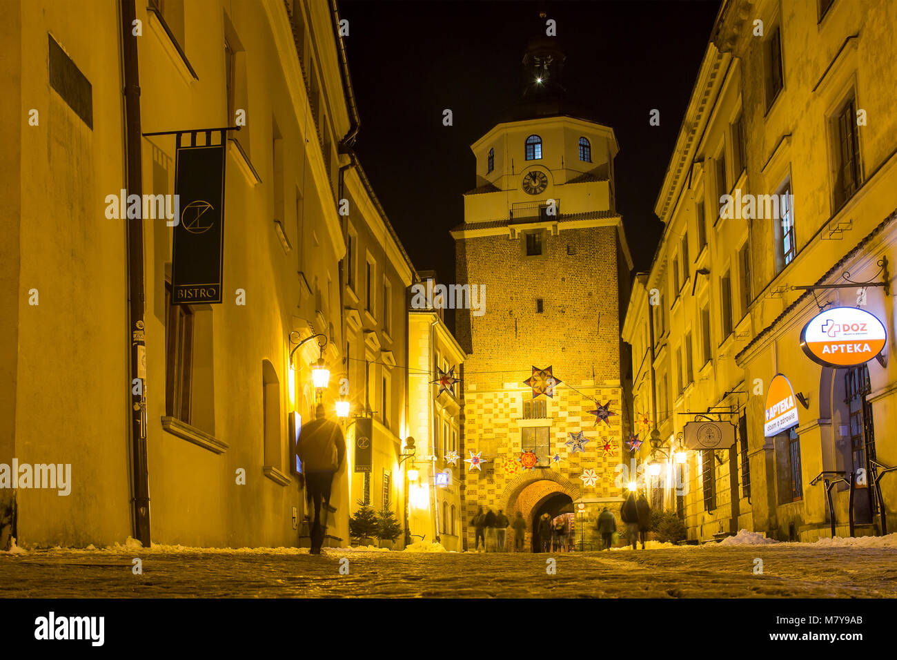 LUBLIN, POLOGNE - Le 17 janvier 2018 : Bramowa street et Brama Krakowska (Cracovie) porte dans la vieille ville de Lublin la nuit Banque D'Images