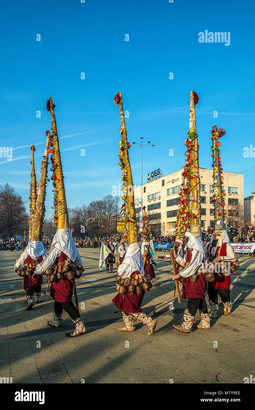 Faits saillants de Festival Surva de Pernik (près de Sofia, Bulgarie), le plus important Défilé de masques des Balkans, inspirée par la tradition de kukeri, déguisements qui avait pour but de faire fuir les mauvais esprits. Banque D'Images