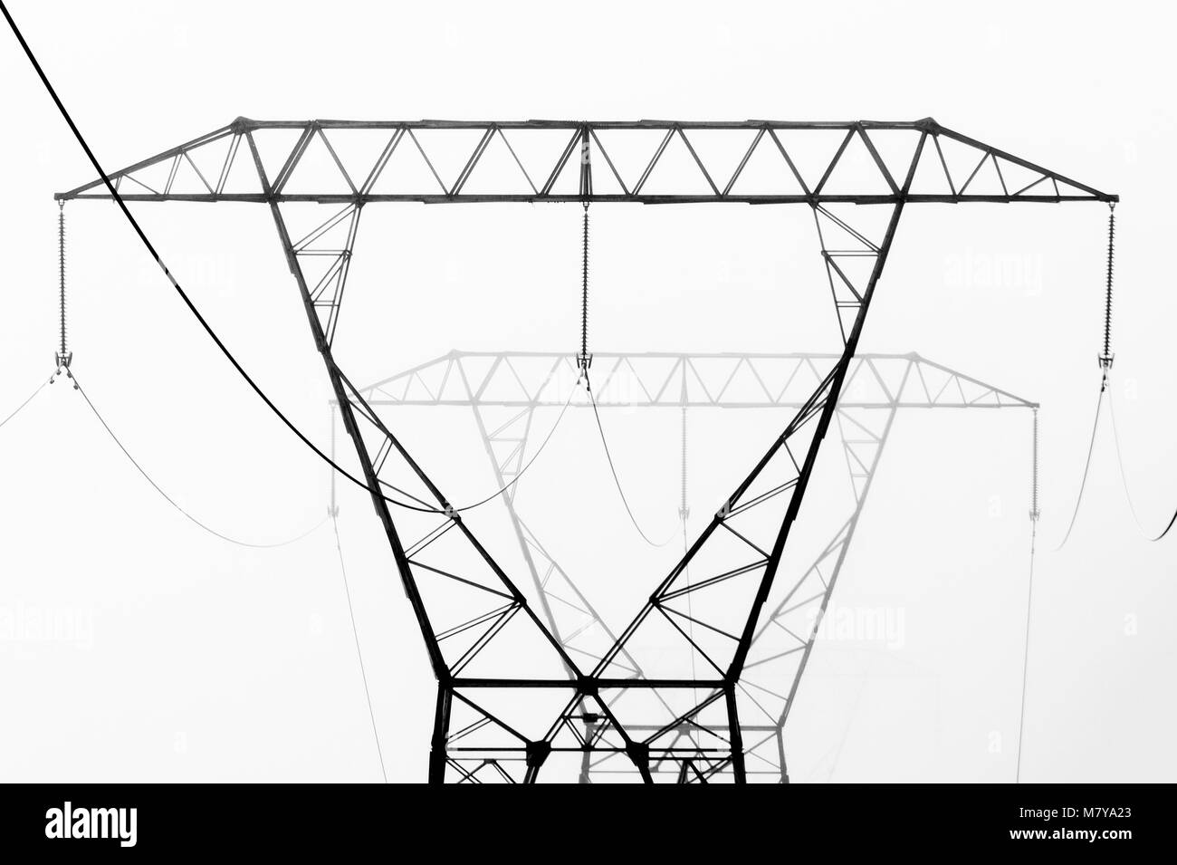 Touche haut noir et blanc résumé de tours de transmission et le brouillard. Banque D'Images