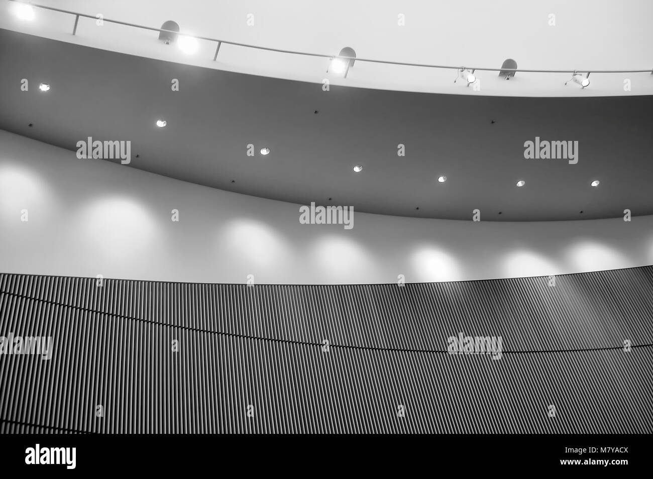 Noir et blanc résumé d'une section d'un mur intérieur et lumières Banque D'Images