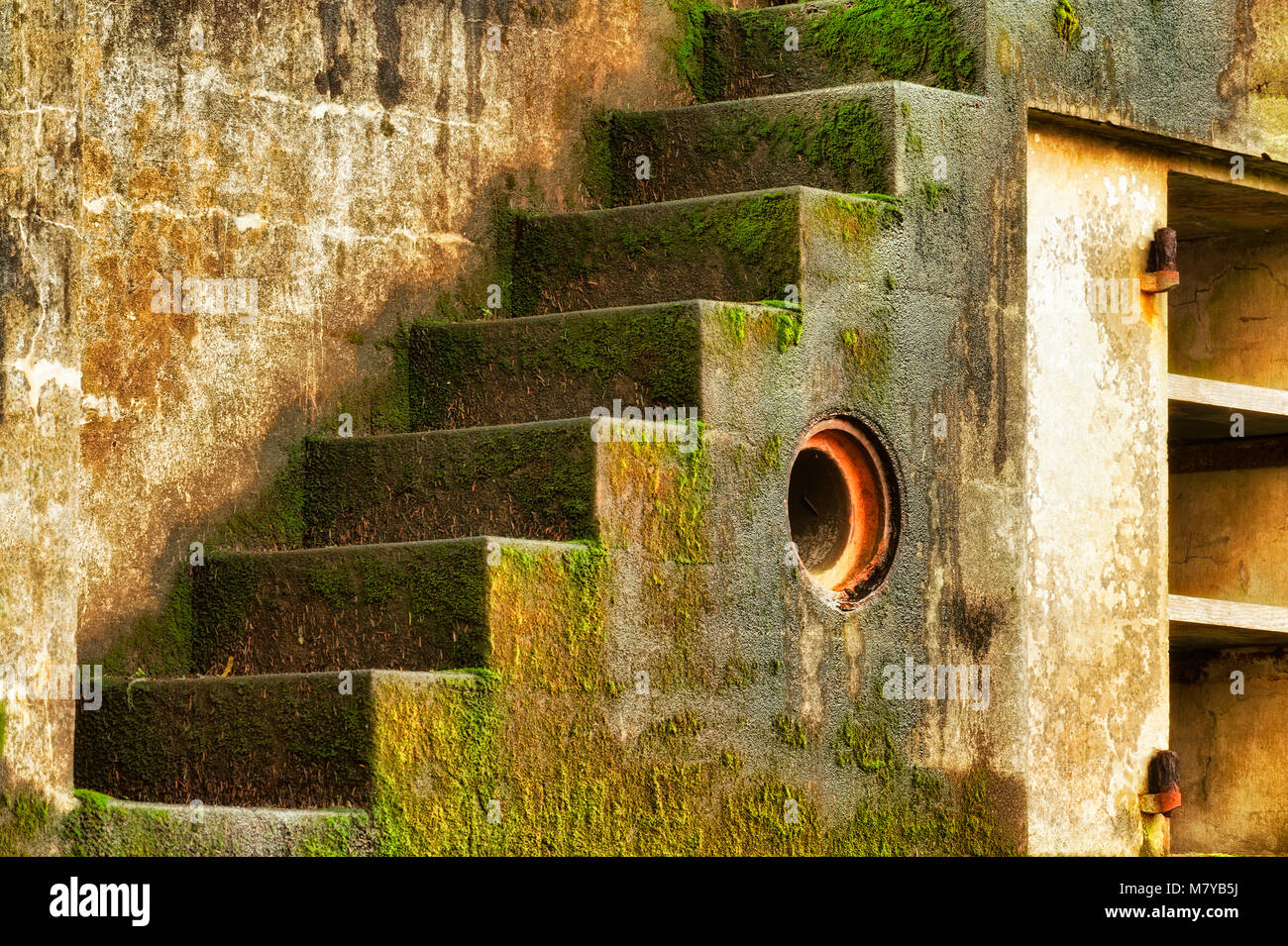Un mur extérieur d'un bunker connu des années de coastal air et un escalier extérieur. Banque D'Images