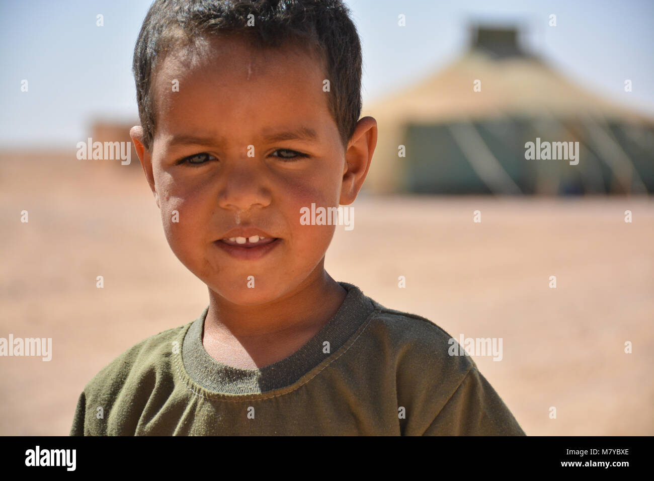 Jeune garçon réfugié dans le camp de réfugiés sahraouis, Smara. Banque D'Images