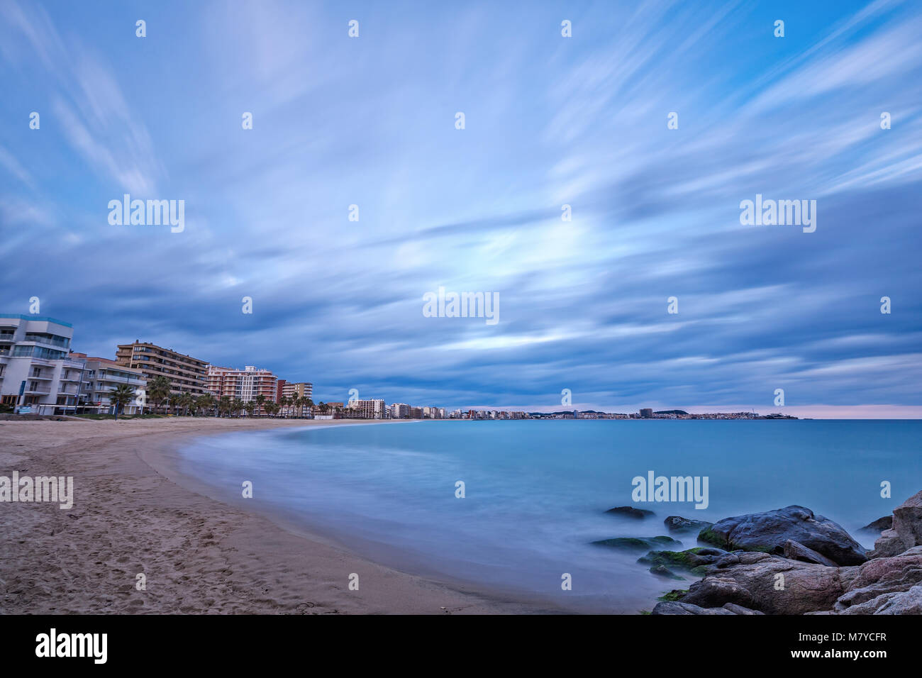 L'exposition longue soirée photo dans une plage dans un village espagnol, Sant Antoni de Calonge sur la Costa Brava. Banque D'Images