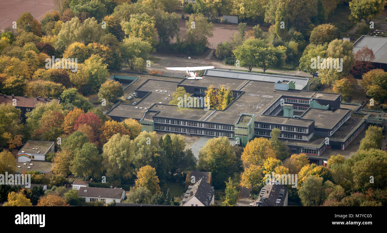 Vue aérienne, Cessna 172 près de Flugplatz Essen Muelheim sur Altendorf Gesamtschule Bockmuehle Ohmstrasse,, Essen, Ruhr, l'Rhine-Westpha Banque D'Images Vue aérienne, Cessna 172 près de Flugplatz Essen Muelheim sur Altendorf Gesamtschule Bockmuehle Ohmstrasse,, Essen, Ruhr, l'Rhine-Westpha Banque D'Images