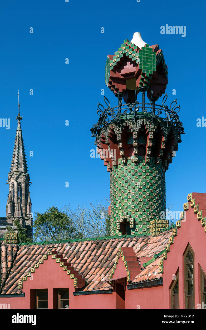 El Capricho de Gaudi Anton, un monument moderniste dans la ville côtière de Comillas dans la région de Cantabrie au nord de l'Espagne. Banque D'Images