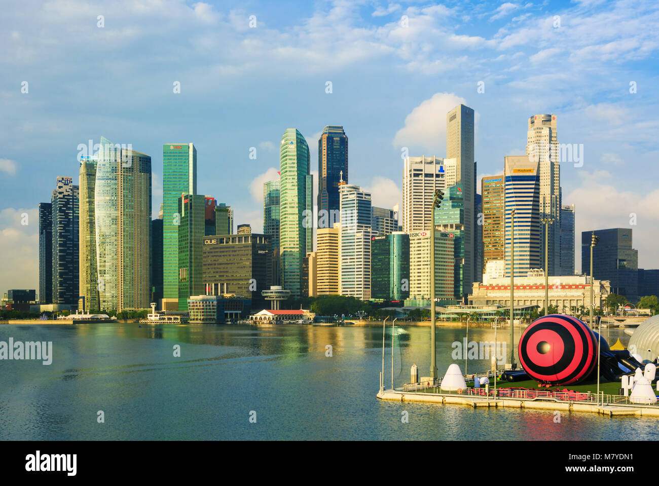 Singapore city skyline avec la réflexion Banque D'Images