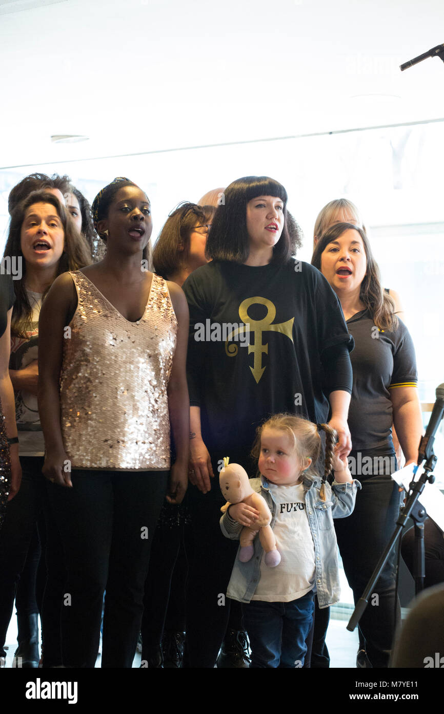 Un choeur de femmes seulement l'exécution à l'égard des femmes du monde 2018 Festival à Londres, Royaume-Uni Banque D'Images Un choeur de femmes seulement l'exécution à l'égard des femmes du monde 2018 Festival à Londres, Royaume-Uni Banque D'Images