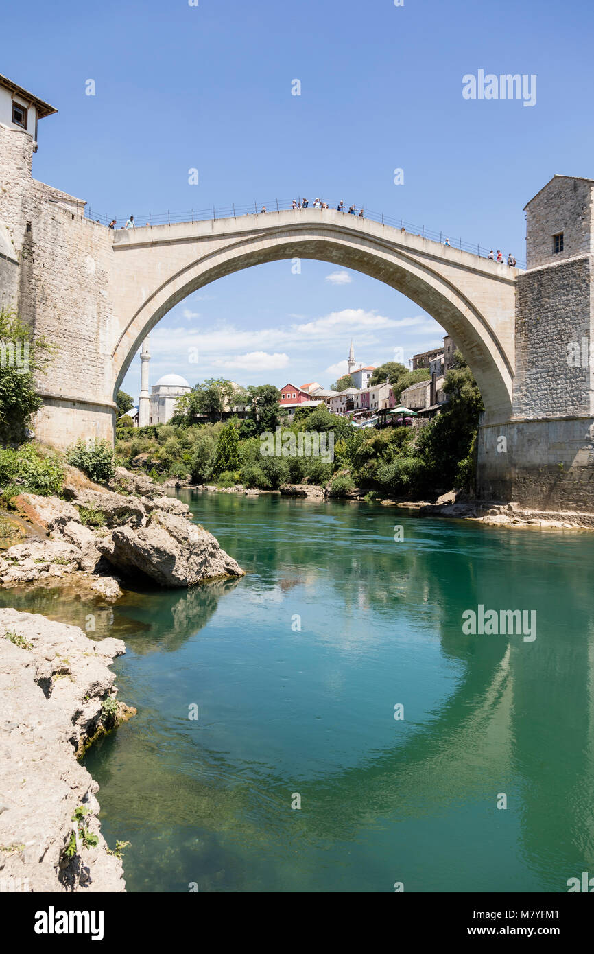 Mostar, Bosnie-Herzégovine, 15 juillet 2017 : passage historique pont sur la Neretva à Mostar, sur une belle journée d'été Banque D'Images