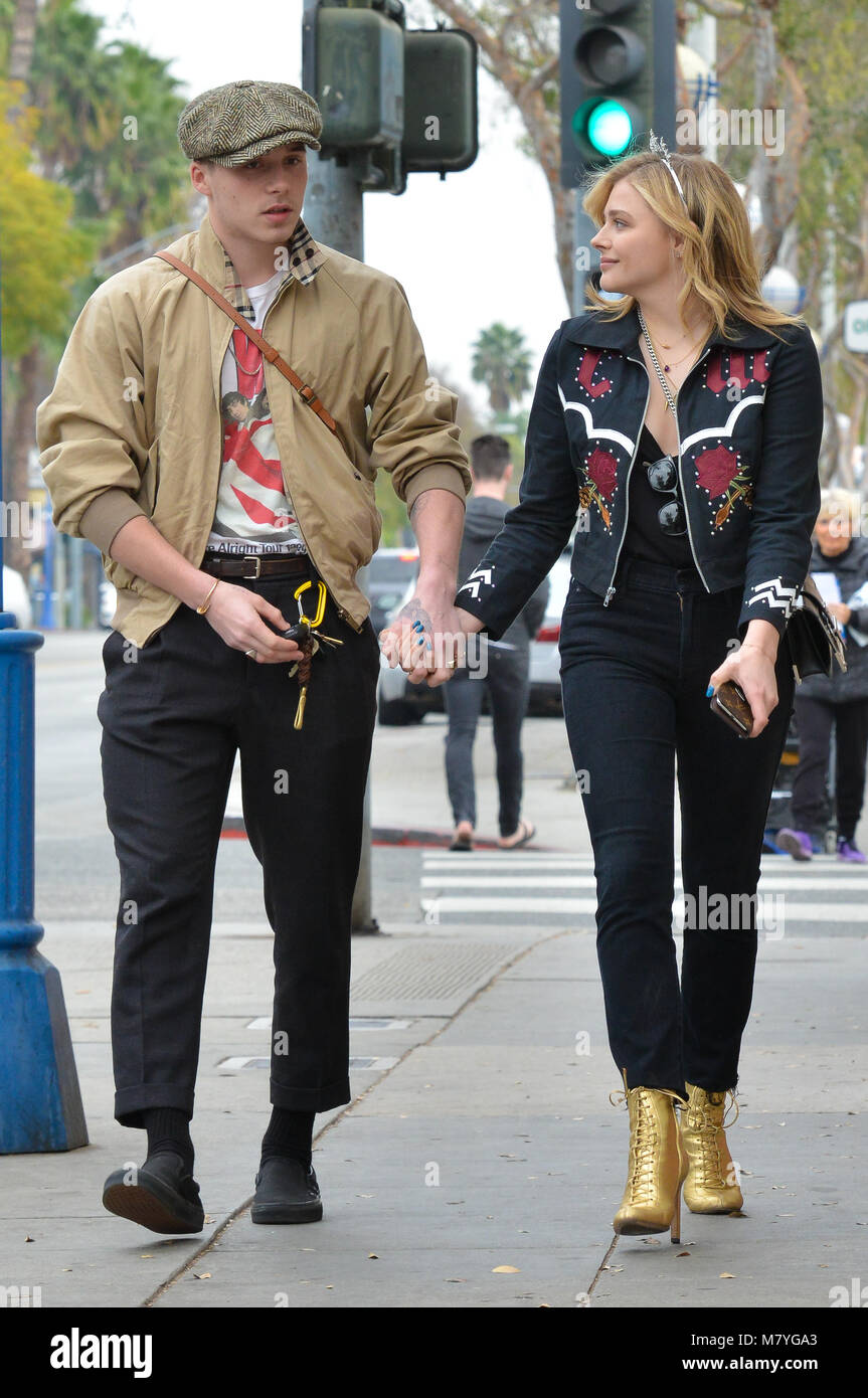 Chloe Grace Moretz Brooklyn Beckham Chloë Grace Moretz jouit de son anniversaire tout en tenant la main de Brooklyn  Beckham comprend : Chloë Grace Moretz, Brooklyn Beckham Où : West  Hollywood, California, United States Quand : 10