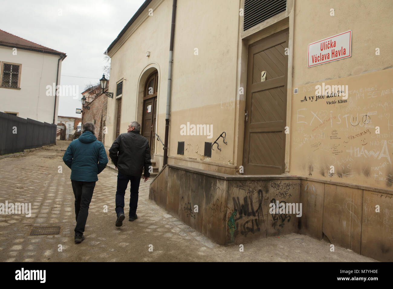 Les piétons passent le long de la rue Václav Havel (Ulička Václava Havla) à Brno, République tchèque. Le graffiti noir sous le signe est une citation de l'ancien président tchèque Václav Klaus signification : Et qui êtes-vous ? Banque D'Images