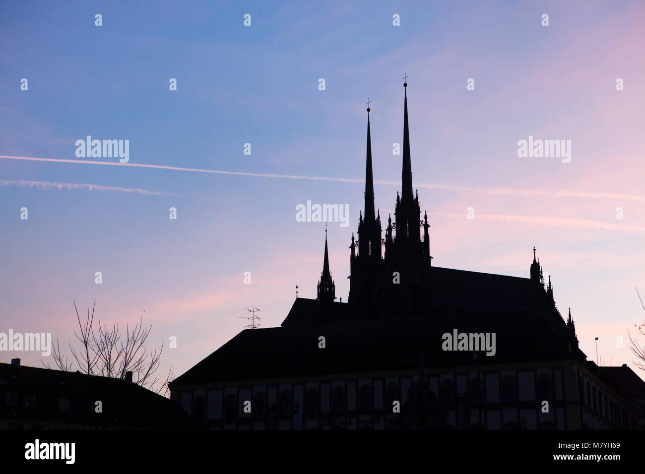 Coucher de soleil sur la Cathédrale des Saints Pierre et Paul (Katedrála svatého Petra a Pavla) sur la colline de Petrov sur le marché aux légumes (Zelný trh) à Brno, République tchèque. Banque D'Images