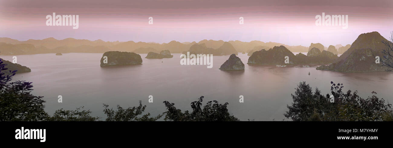 La baie d'Halong, Vietnam, l'éclairage au crépuscule brumeux Banque D'Images