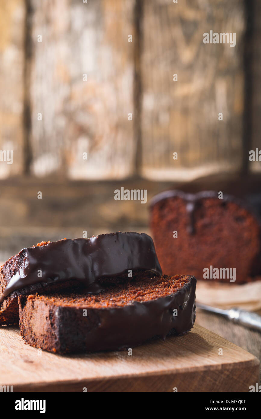 Tranches De Gateau Au Chocolat Sur La Planche A Decouper En Bois Style Rustique Photo Stock Alamy