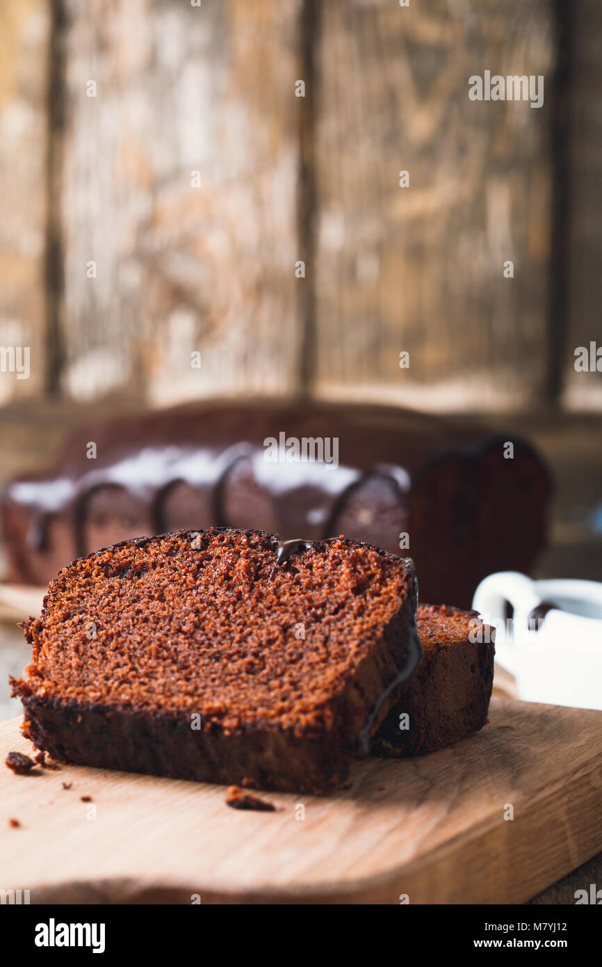 Tranches De Gateau Au Chocolat Sur La Planche A Decouper En Bois Style Rustique Photo Stock Alamy