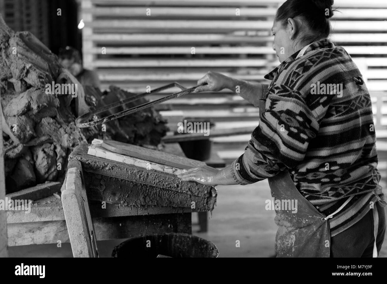 Les travailleurs de la communauté rom dans la Transylvanie Hosman faisant des tuiles du toit de l'argile en utilisant des méthodes traditionnelles Banque D'Images