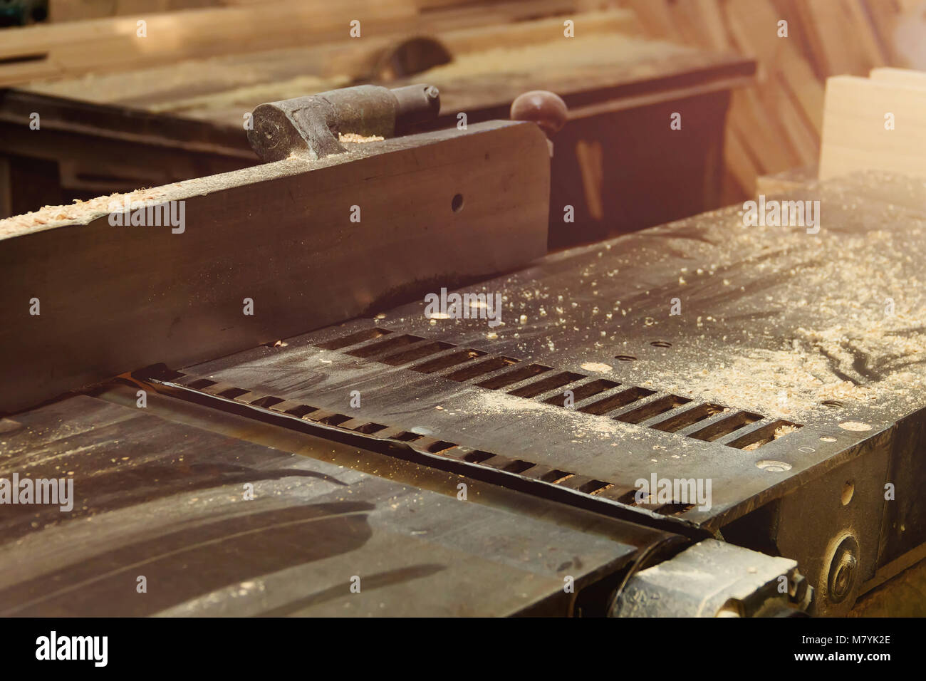 Plan de travail du bois de la machine en atelier de menuiserie. L'outil de la machine en usine. Banque D'Images
