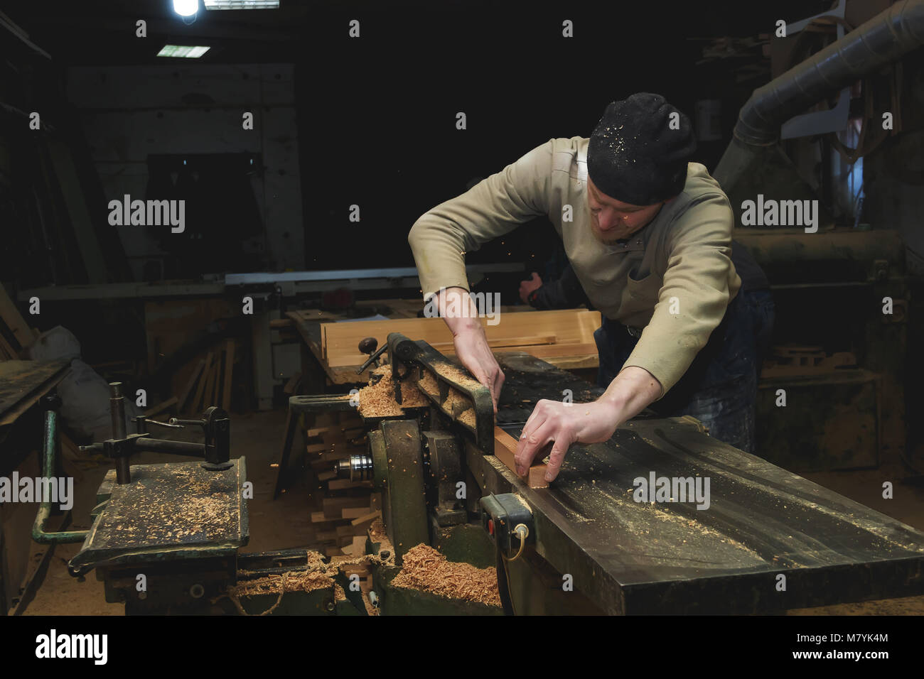 Menuisier travaillant sur Machines à bois en atelier de menuiserie. La main des hommes. Clos Banque D'Images Menuisier travaillant sur Machines à bois en atelier de menuiserie. La main des hommes. Clos Banque D'Images