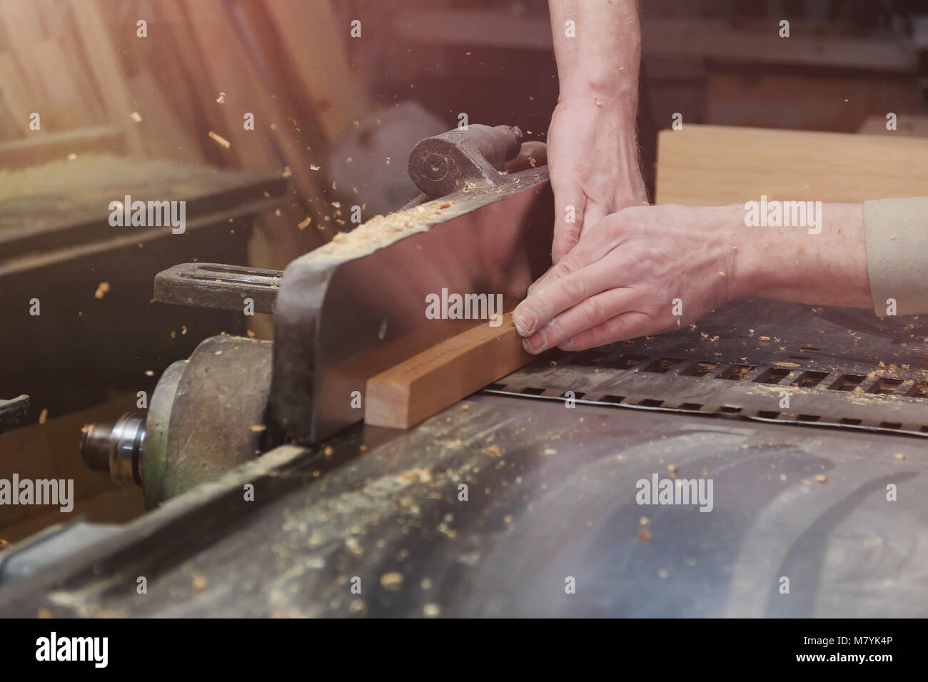 Menuisier travaillant sur Machines à bois en atelier de menuiserie. Homme de main de près. Banque D'Images Menuisier travaillant sur Machines à bois en atelier de menuiserie. Homme de main de près. Banque D'Images